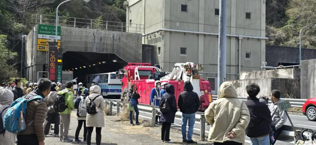 旅遊團在前往富士山的途中發生車禍。（圖／翻攝畫面）