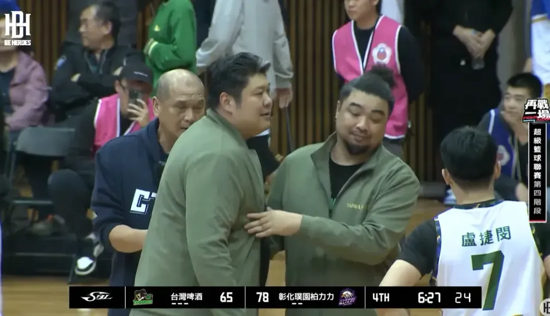 台啤隊訓練員「大魚頭」林玠禾居中安撫哈孝遠，才未演變成更大衝突。（圖／翻攝自YT@BE HEROES）
