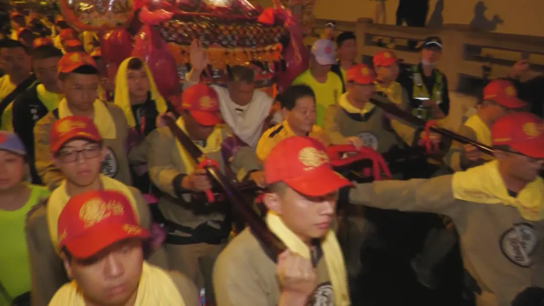 大甲媽神轎在顏清標、鄭銘坤的親自壓陣下,平安通過民生地下道。(圖/中天新聞)