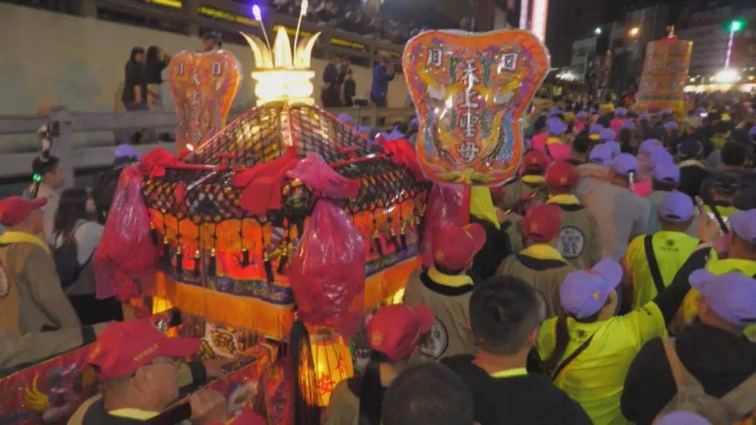 大甲媽神轎平安通過民生地下道。(圖/中天新聞)
