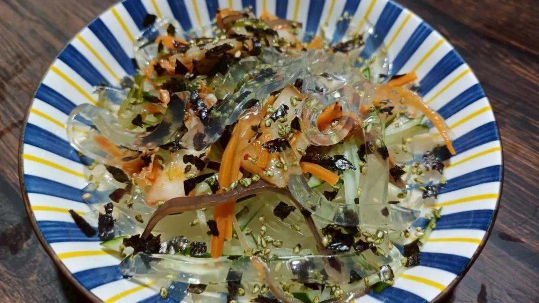 口感稍硬的石花凍,可以考慮做夏季特色開胃前菜,享受其清涼滑順的口感。(圖/新北市漁業處提供)