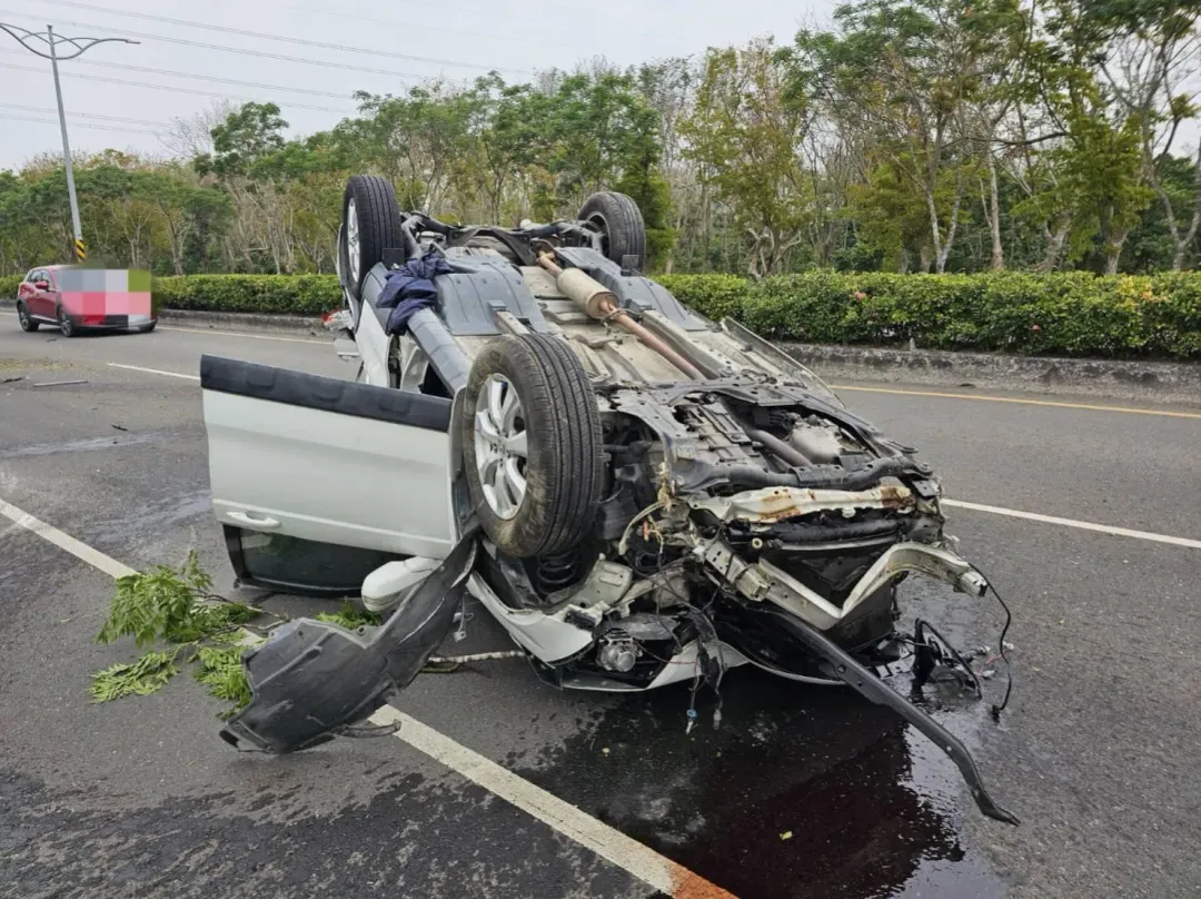 屏東縣南州鄉台1線南下422公里段6日發生自撞車禍,肇事車輛「四腳朝天」。(圖/翻攝畫面)