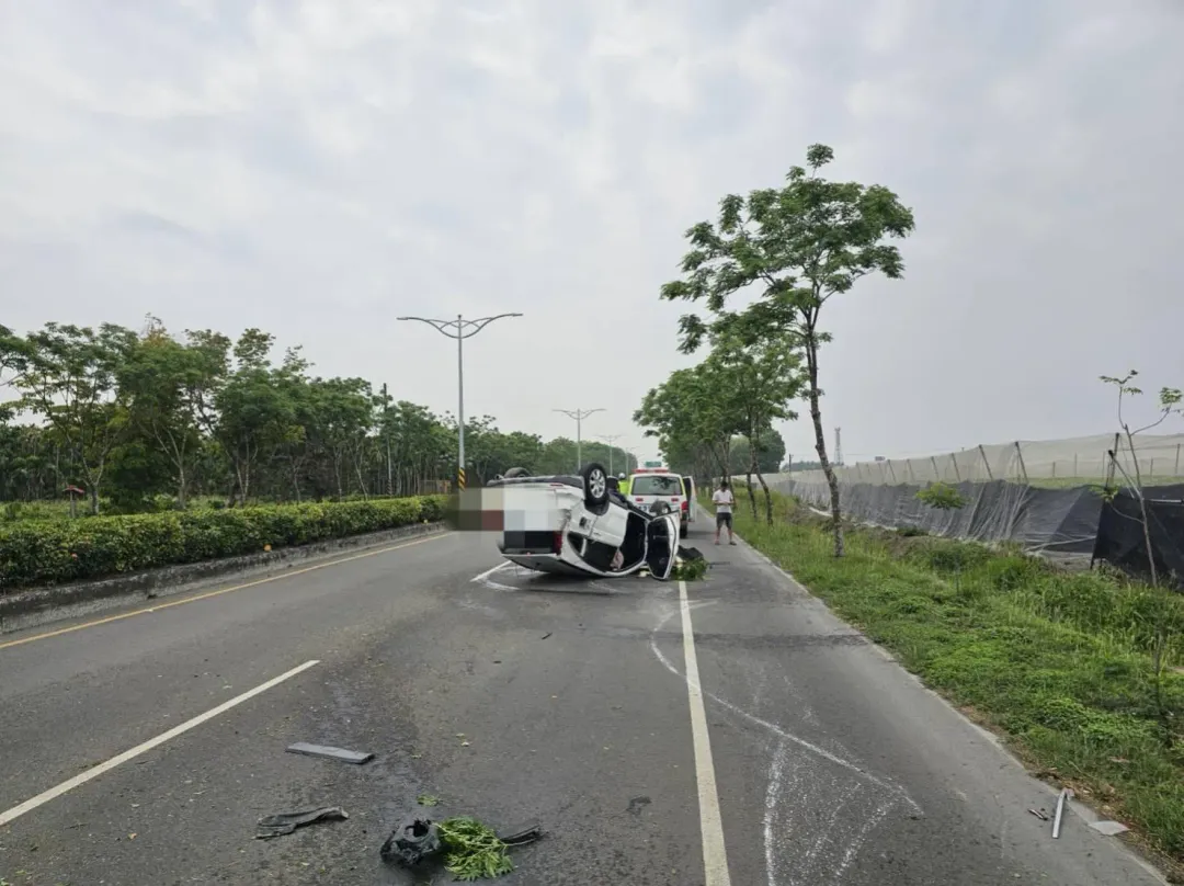 警方和救護人員抵達現場前,有熱心民眾將車輛停在現場後方,避免發生二次車禍。(圖/翻攝畫面)