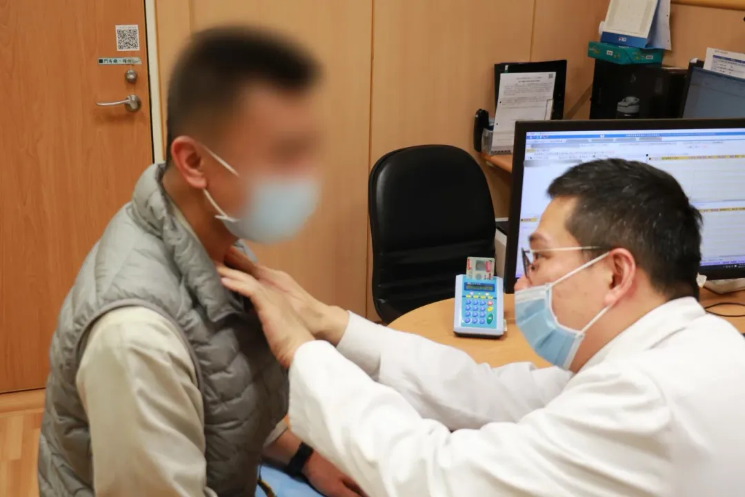 台中慈濟醫院內分泌外科高國堯主任為病人檢查甲狀腺。甲狀腺癌的病人初期沒有不適感,多半是透過醫師觸診或健檢才發現。(圖/台中慈濟醫院)
