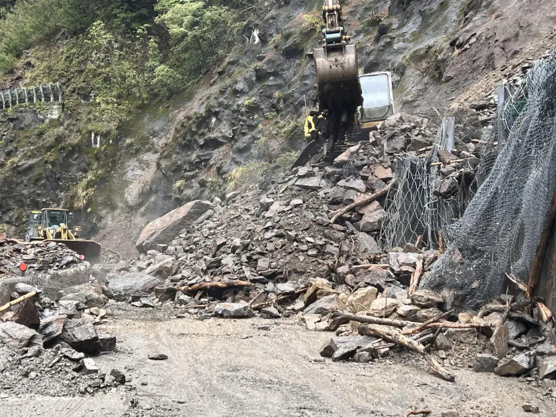 受到連日豪雨、強震影響,中橫公路37臨便道9.2K自本月3日起,邊坡接連發生坍方落石,交通嚴重受阻。(圖/翻攝畫面)