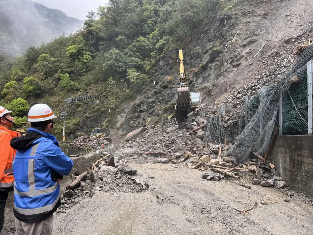 今(6)日,中橫公路37臨便道9.2K搶通。(圖/翻攝畫面)