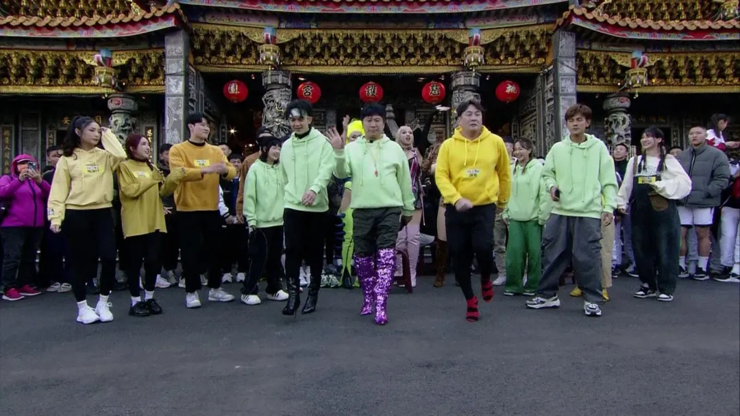 胡瓜（中）日前在《綜藝大集合》穿上細跟高跟鞋熱舞。（圖／民視提供）