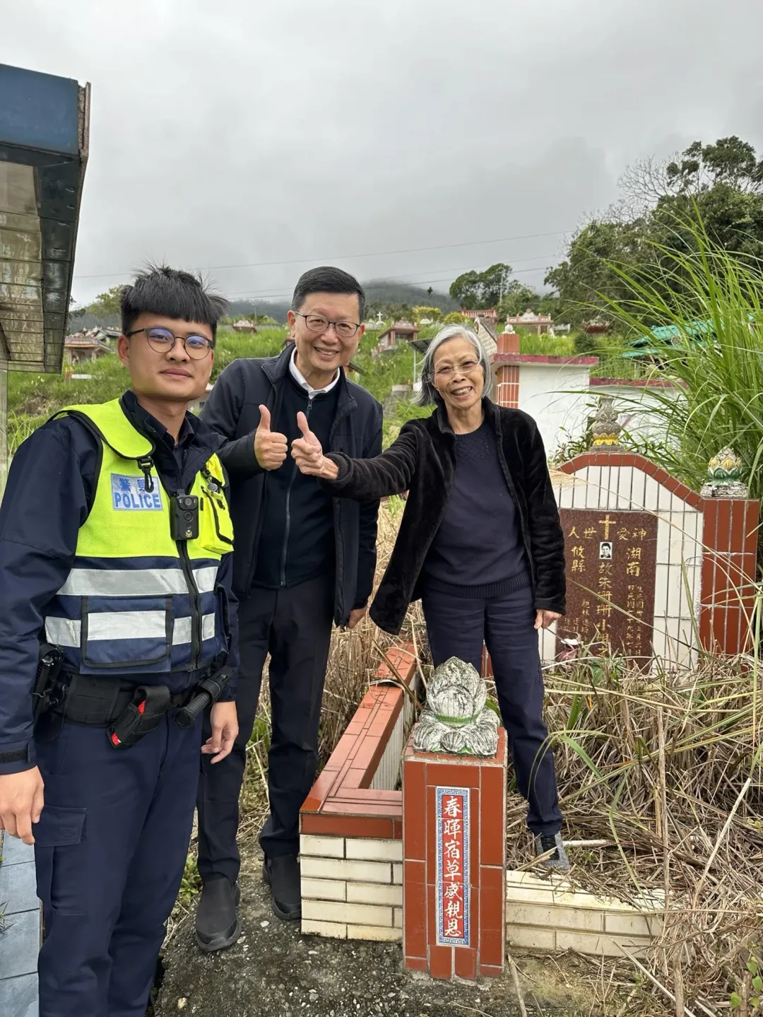 移居美國50年的妹妹在清明節返台掃墓，但已經找不到姊姊的墓地，幸得警方相助最終找到墓園。（圖／玉里警分局提供）
