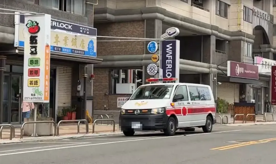 苗栗縣一名劉姓男子回家中開門卻驚見妻兒躺在床上一動也不動，太太的胸口插著一把刀，身旁躺著年僅9歲兒子及8個月大的女兒，2為小朋友已死亡多時呈現屍僵狀態。（圖/翻攝畫面）
