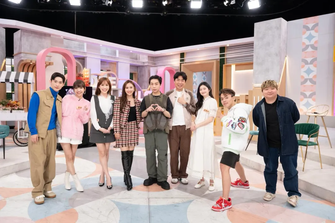 《小姐不熙娣》近日迎來特別的代班主持人Sandy吳姍儒（左4）。（圖／東森綜合 提供）