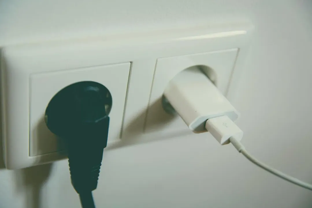 台電提醒，如果發現家中的插座、插頭有焦黑或綠鏽，就要趕快停用。（示意圖／取自pexels）