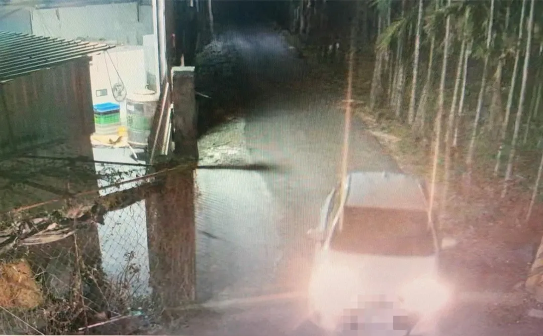 警方針對養殖場附近路口調閱周邊監視器畫面。(圖/警方提供)