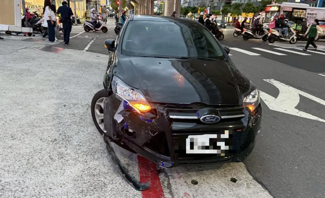 機車擦撞自小客車車頭毀損。(圖/翻攝畫面)