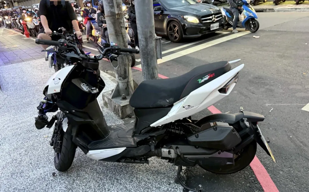 機車擦撞自小客車車頭毀損。(圖/翻攝畫面)