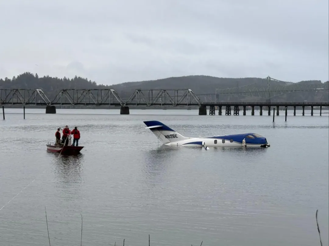 一架私人飛機7日清晨衝出西南奧勒岡地區機場跑道後墜入庫斯灣中。(圖/翻攝FB@Southwest Oregon Regional Airport)