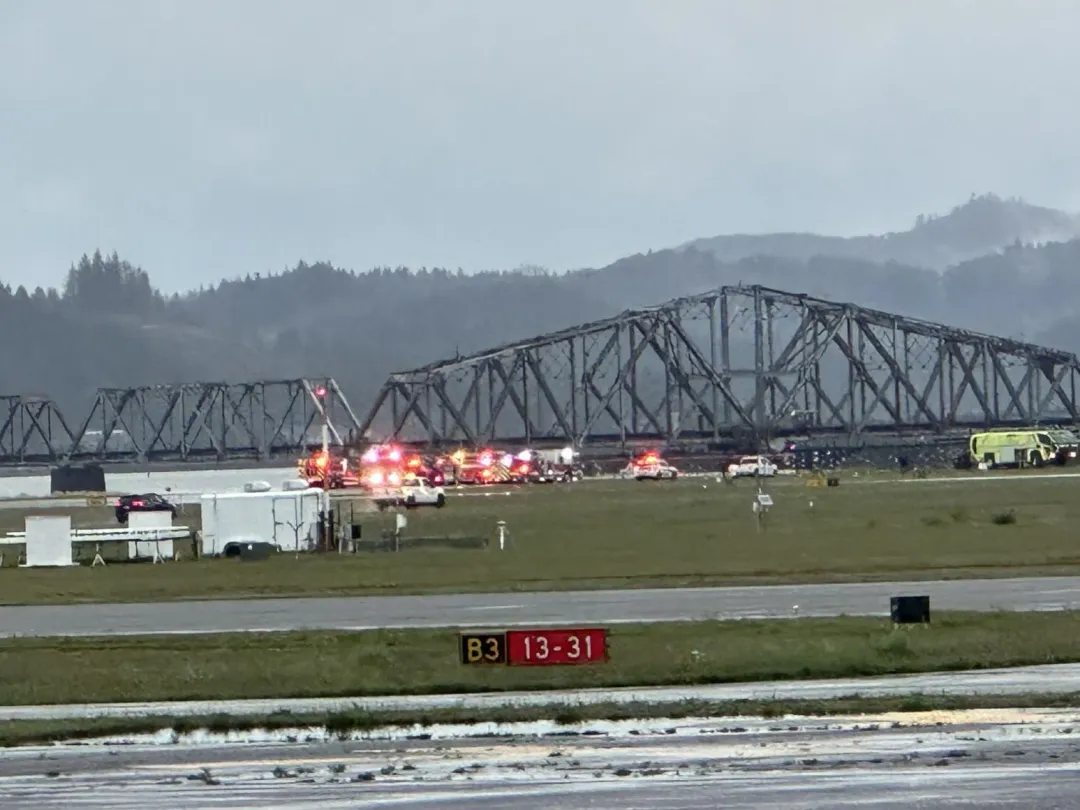 多輛消防車及救護車在跑道上待命。(圖/翻攝FB@Southwest Oregon Regional Airport)