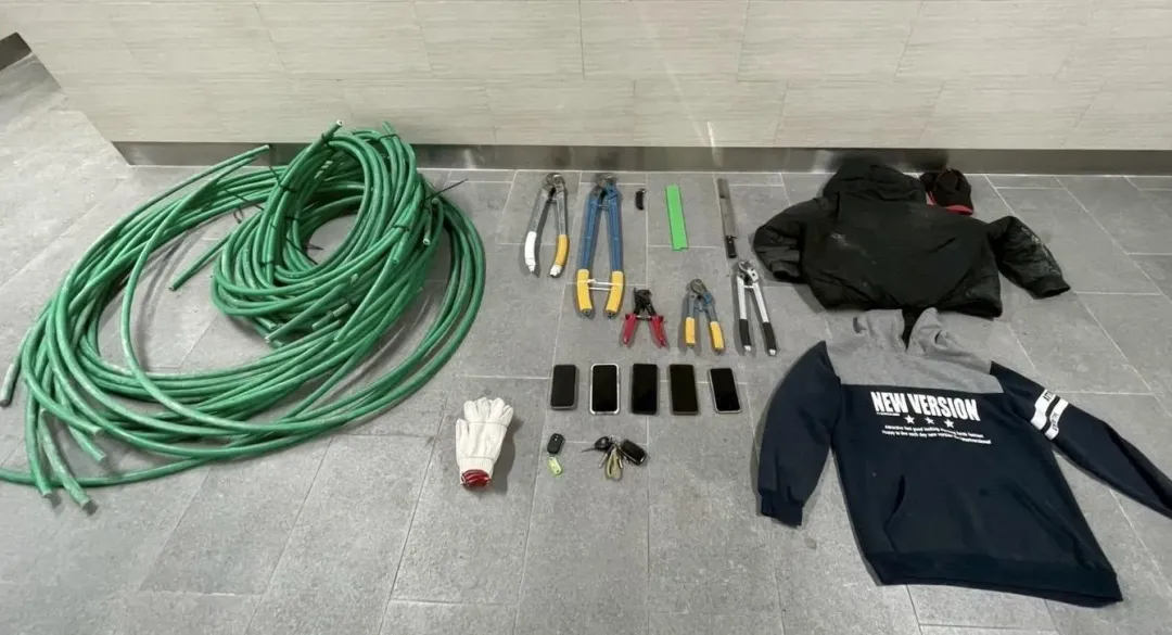 警方查扣大批贓證物。(圖/翻攝畫面)