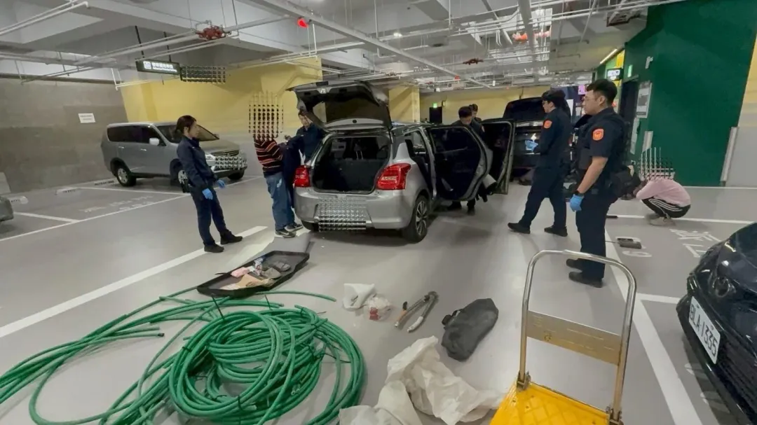 警方搜索嫌犯車輛查獲贓證物。(圖/翻攝畫面)