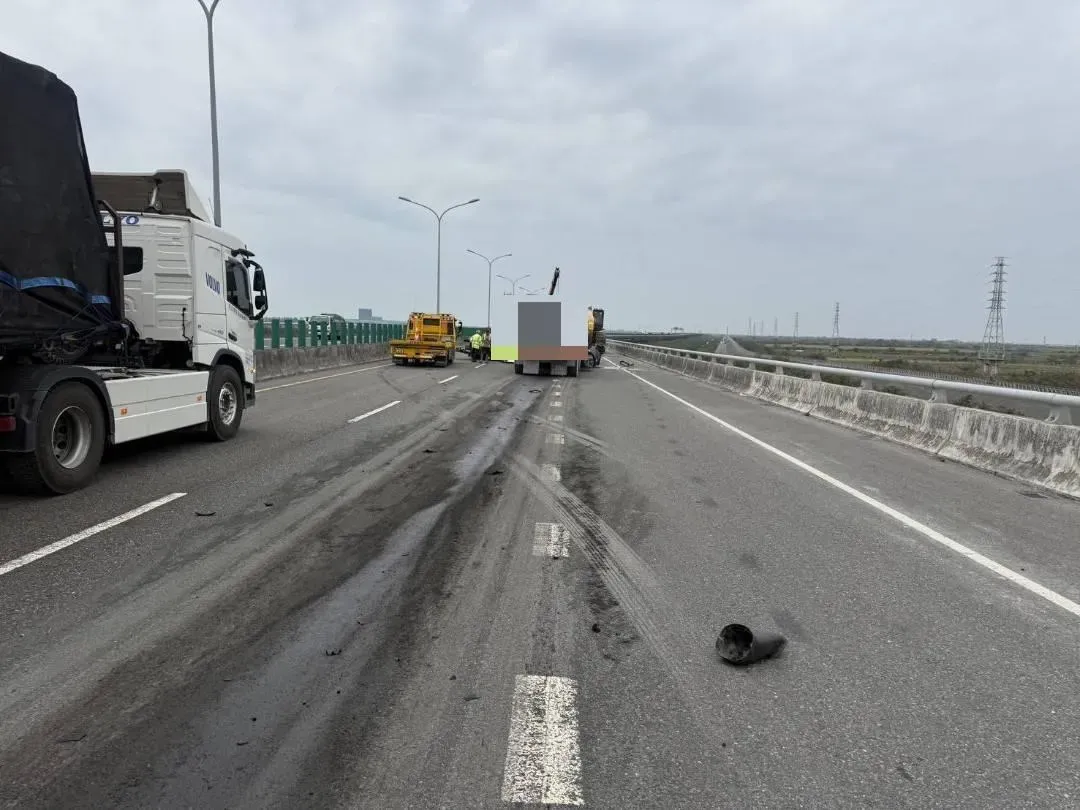 曳引車載運重機具，尾端的機械動臂被砂石車追撞上。（圖／中天新聞）