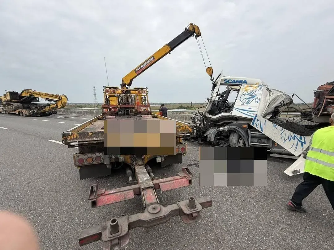 曳引車載運重機具，尾端的機械動臂被砂石車追撞上。（圖／中天新聞）