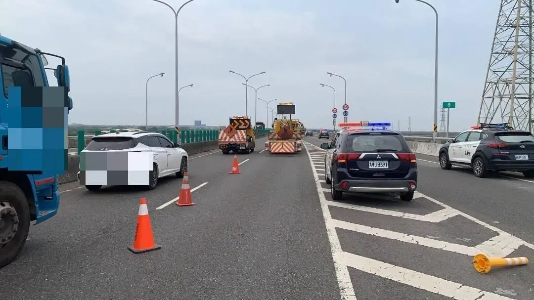 曳引車載運重機具，尾端的機械動臂被砂石車追撞上。（圖／中天新聞）
