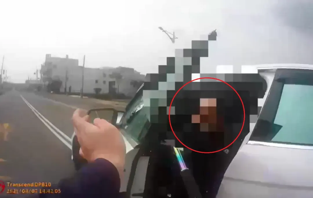 員警逮捕林姓車手後,發現監控手吳男(紅框處)欲駕車逃逸,趕緊破窗抓人。(圖/翻攝畫面)