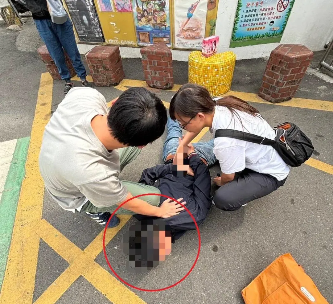 警方順利攔截並對監控手吳男上銬。(圖/翻攝畫面)