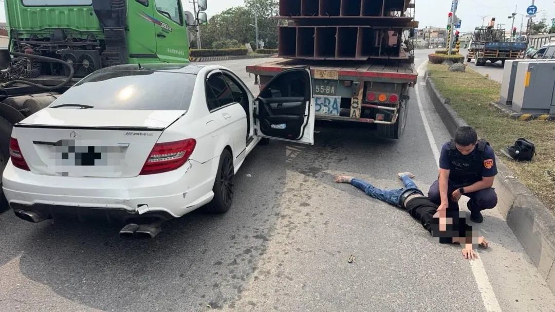 高雄林園警方最近獲報詐騙集團假交友投資,詐團監控手30歲吳姓男子本欲駕車逃逸卻陷車陣被捕。(圖/翻攝畫面)