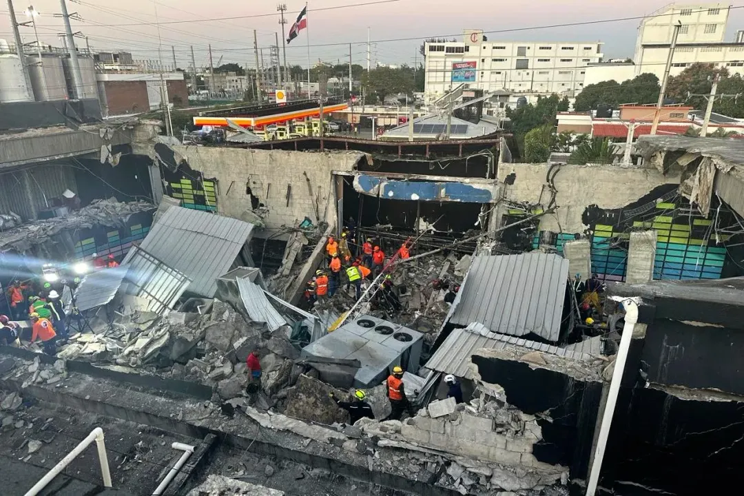 多明尼加共和國首都聖多明哥1間夜店在當地時間8日凌晨發生屋頂坍塌意外，目前至少18人死亡、120人受傷。（圖／美聯社）