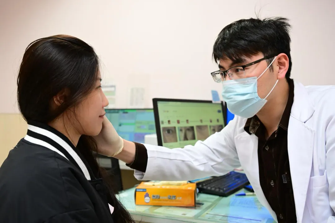 不少民眾因壓力大、愛吃辛辣食物,導致臉頰開始出現嚴重玫瑰斑(俗稱酒糟),間接影響自信。(圖/亞洲大學附屬醫院)
