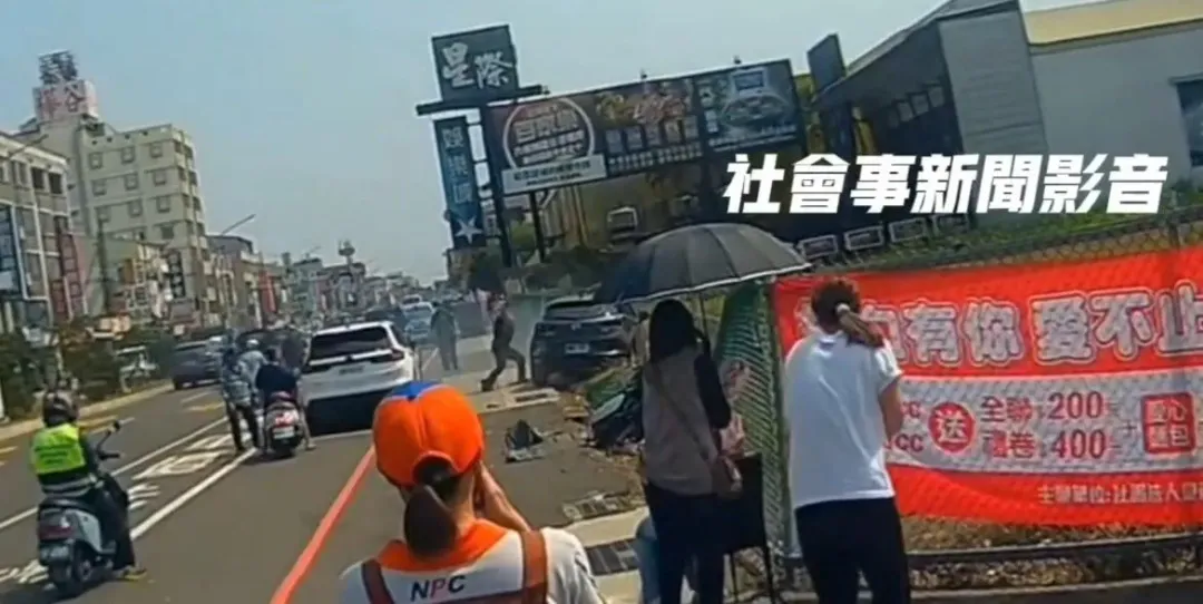 車輛冒出白煙,路人緊急破窗救人。(圖/翻攝自記者爆料網)