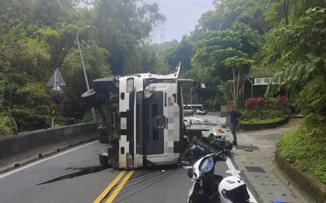 新莊壽山路發生大貨車翻覆意外。（圖／翻攝畫面）