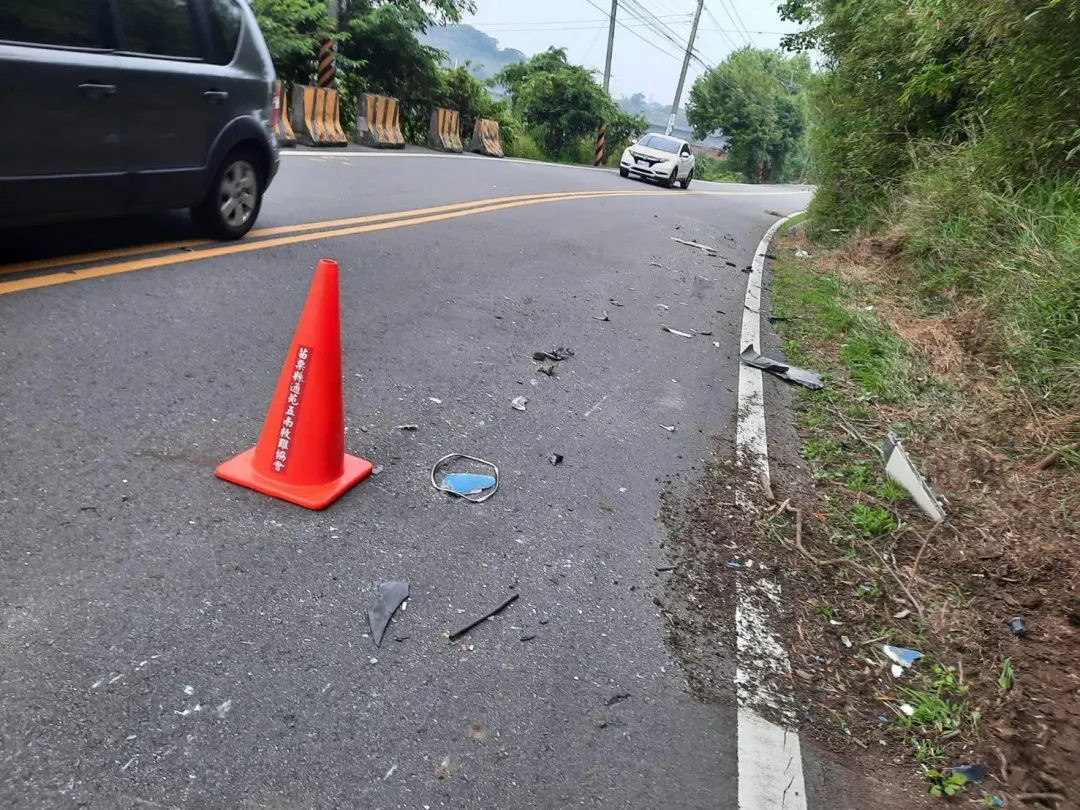 客運車殼零件散落一地。（圖／民眾提供）