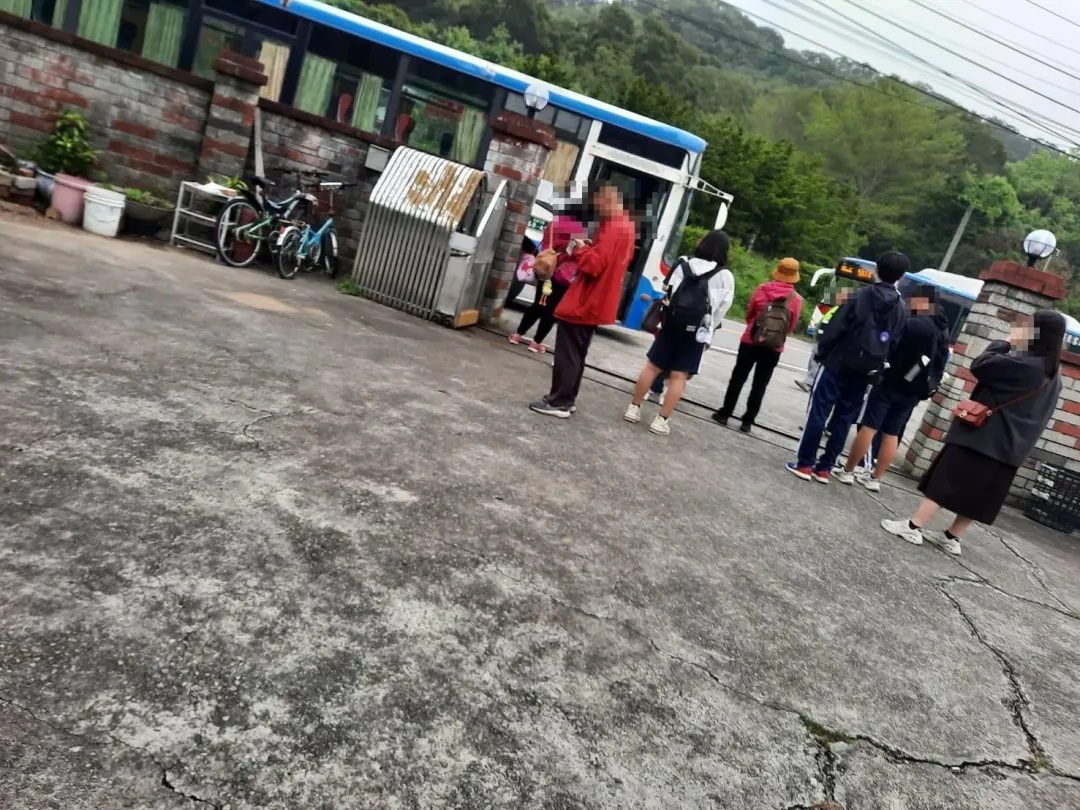 47歲方姓客運駕駛載運車上16名乘客發生擦撞事故。（圖／民眾提供）