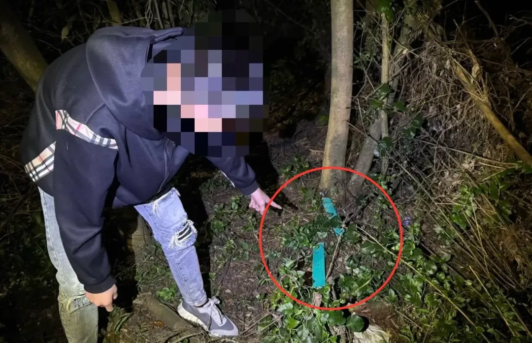 警方查扣犯案用西瓜刀。（圖／翻攝畫面）