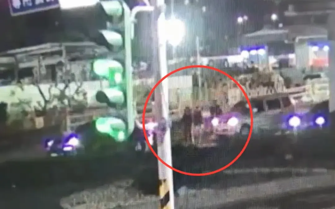 3名惡煞下車理論持西瓜刀砍傷對方。（圖／翻攝畫面）