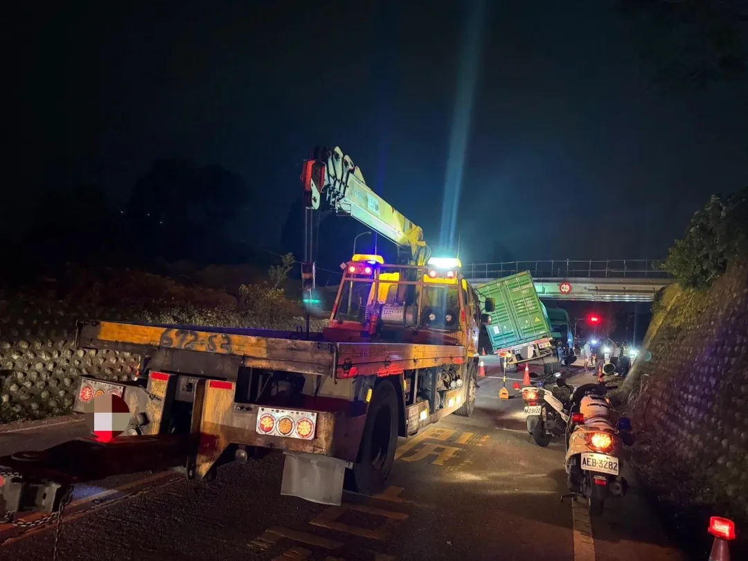 一台貨櫃車駕駛行經該路段時,疑似未注意高度設限高度,導致貨櫃車卡在高架橋底下。(圖/民眾提供)