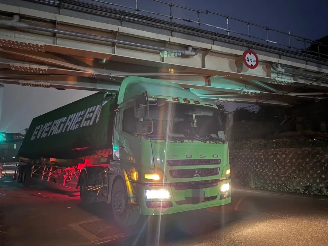 一台貨櫃車駕駛行經該路段時,疑似未注意高度設限高度,導致貨櫃車卡在高架橋底下。(圖/民眾提供)