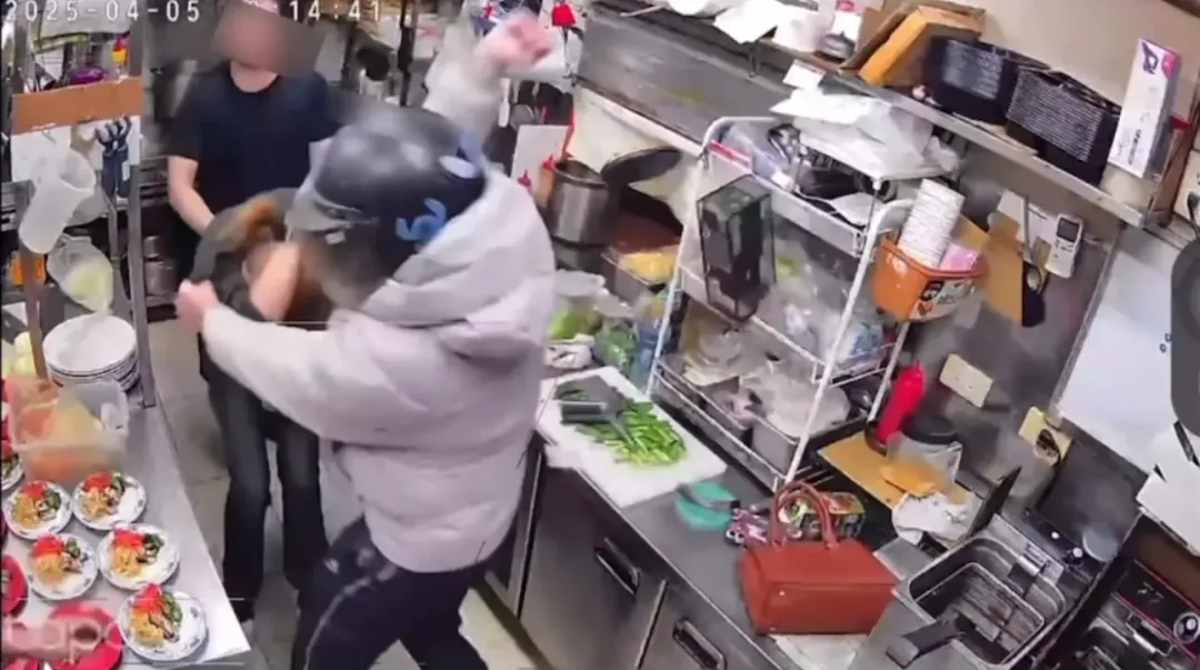 男子在廚房暴走狂毆女店長。（圖／翻攝畫面）