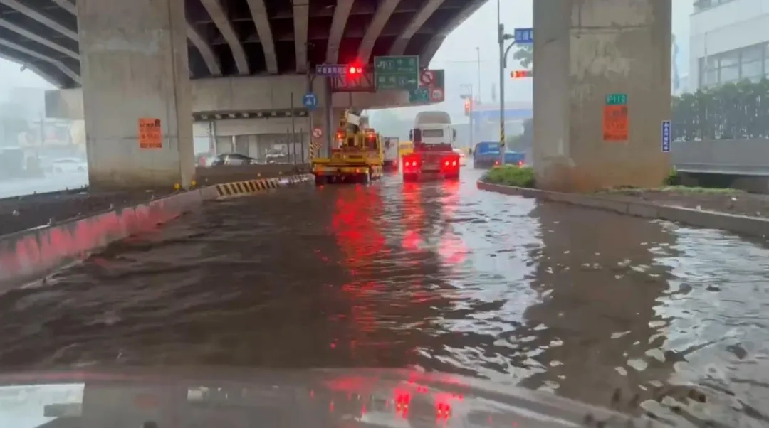 道路積水。(圖/中天新聞)