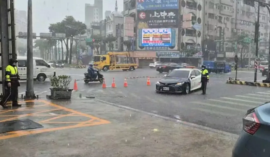 員警涉水指揮交通。(圖/中天新聞)