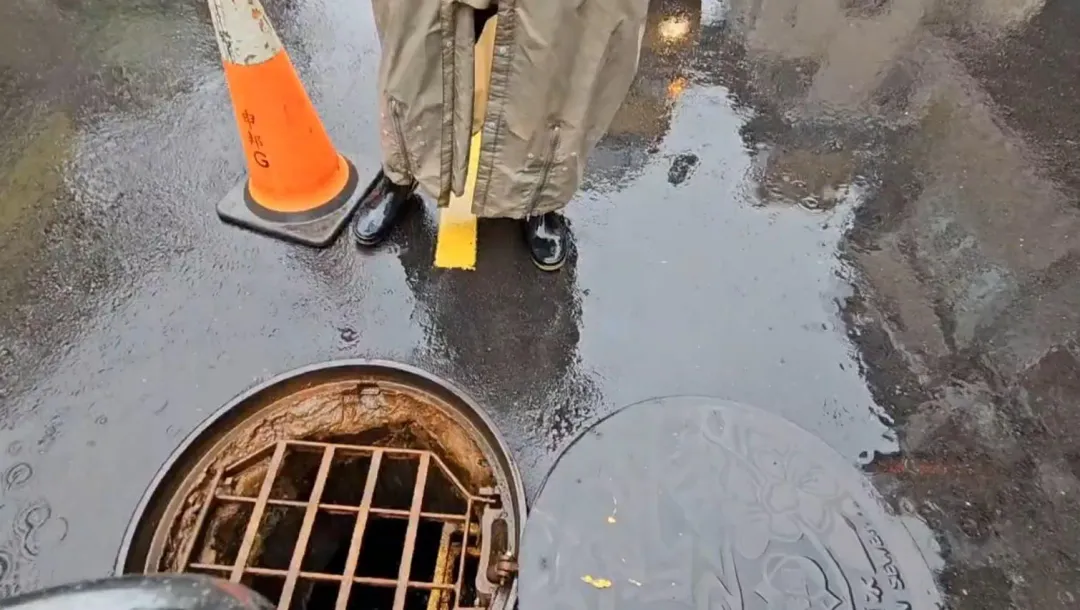 桃園市八德區永福西街與桃德路口進行下水道整理與纜線施作工程時,一名工人疑似因水流湍急被沖走。(圖/中天新聞)