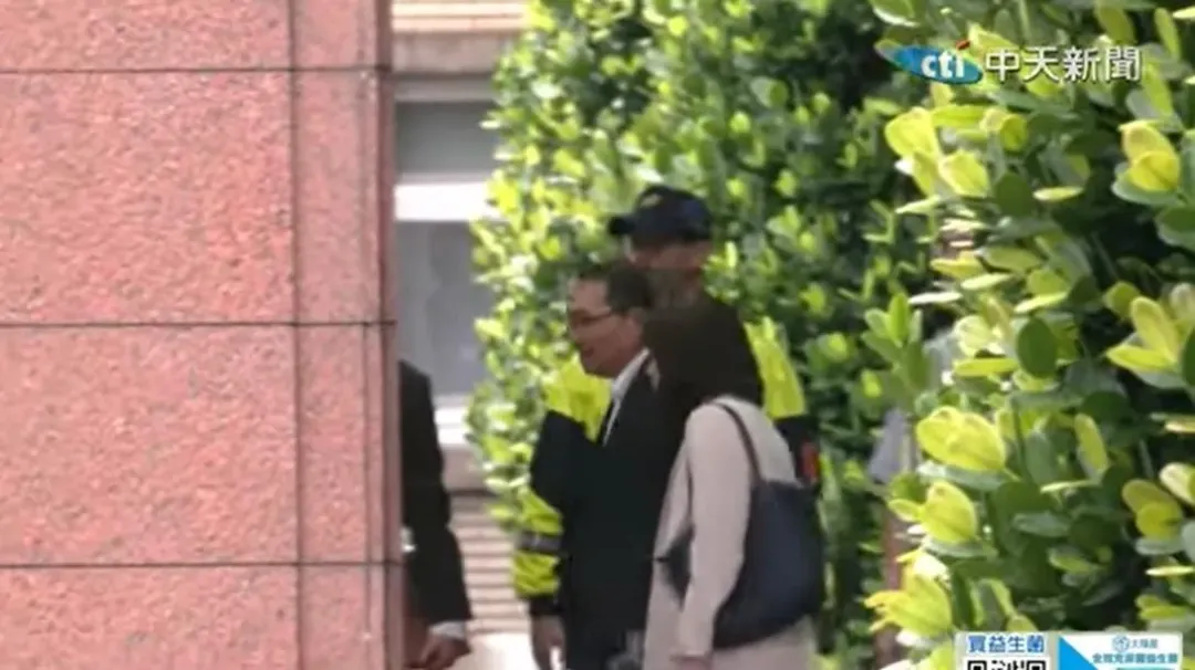 國民黨新北市長侯友宜今(10日)出席行政院會後選擇上車離去，未留下受訪。（圖／中天新聞）
