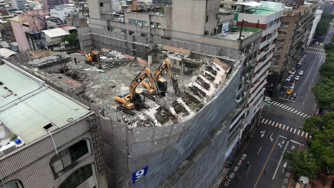 台中公園路上一處商旅拆除工地高樓鷹架嚴重傾斜。（圖／翻攝畫面）