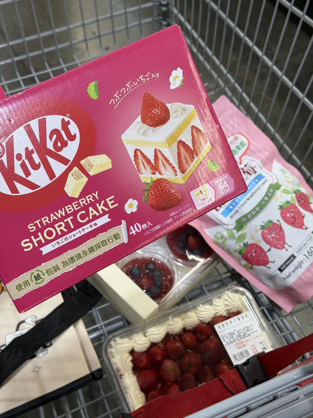 讓網友眼睛發亮的新口味草莓奶油蛋糕KitKat。（圖/《Costco好市多 商品經驗老實說》社團）