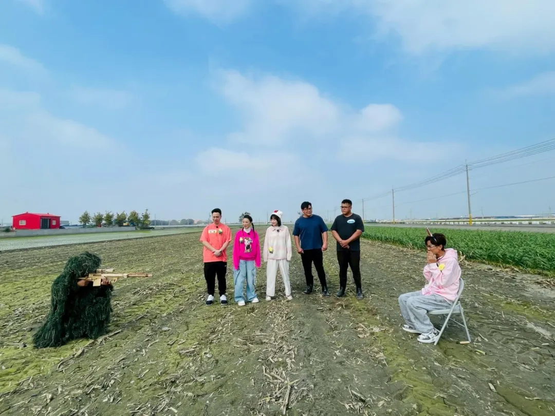 阿翔遭玉米職人以橡皮筋槍射擊。（圖／民視提供）