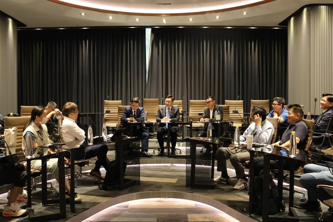 江啟臣與台中木工機械業者及傳統機械產業代表座談。(江啟臣辦公室提供)