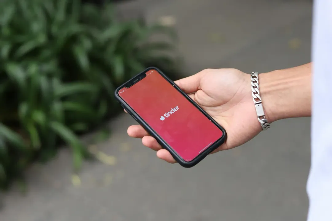 26歲的美國美髮師透過交友軟體Tinder找殺手。（示意圖／翻攝Unsplash）
