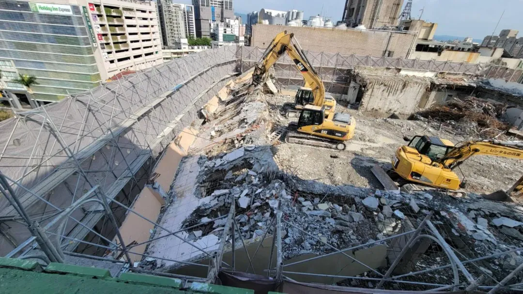 拆除工程高樓外牆傾斜擠壓鷹架。（圖／翻攝畫面）