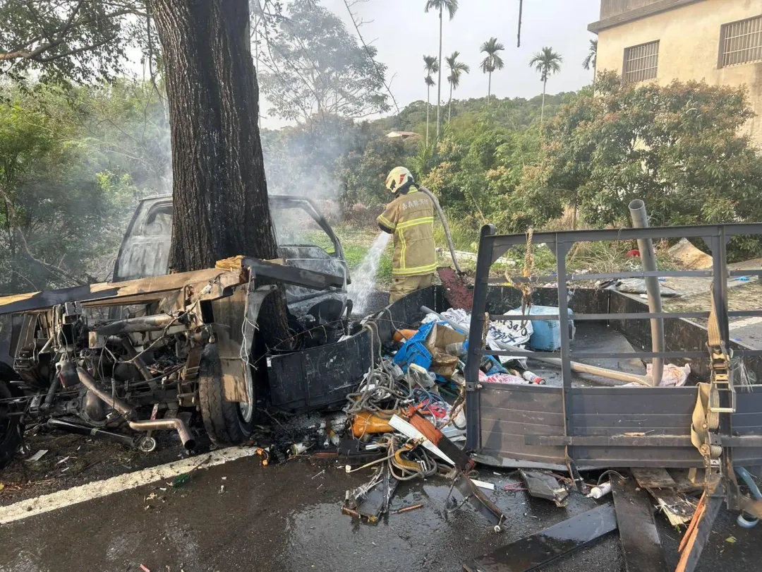 小貨車被燒到只剩骨架。(圖/警方提供)